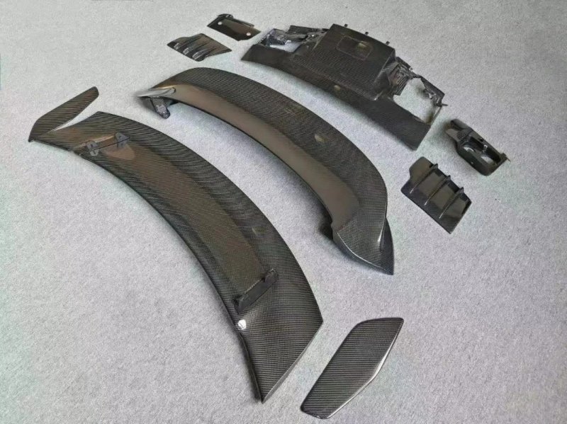 High Quality OEM Style Dry Carbon Fiber Kit With Front Lip Rear Spoiler Rear Diffuser Side Skirts for  992 Real GT3 2024